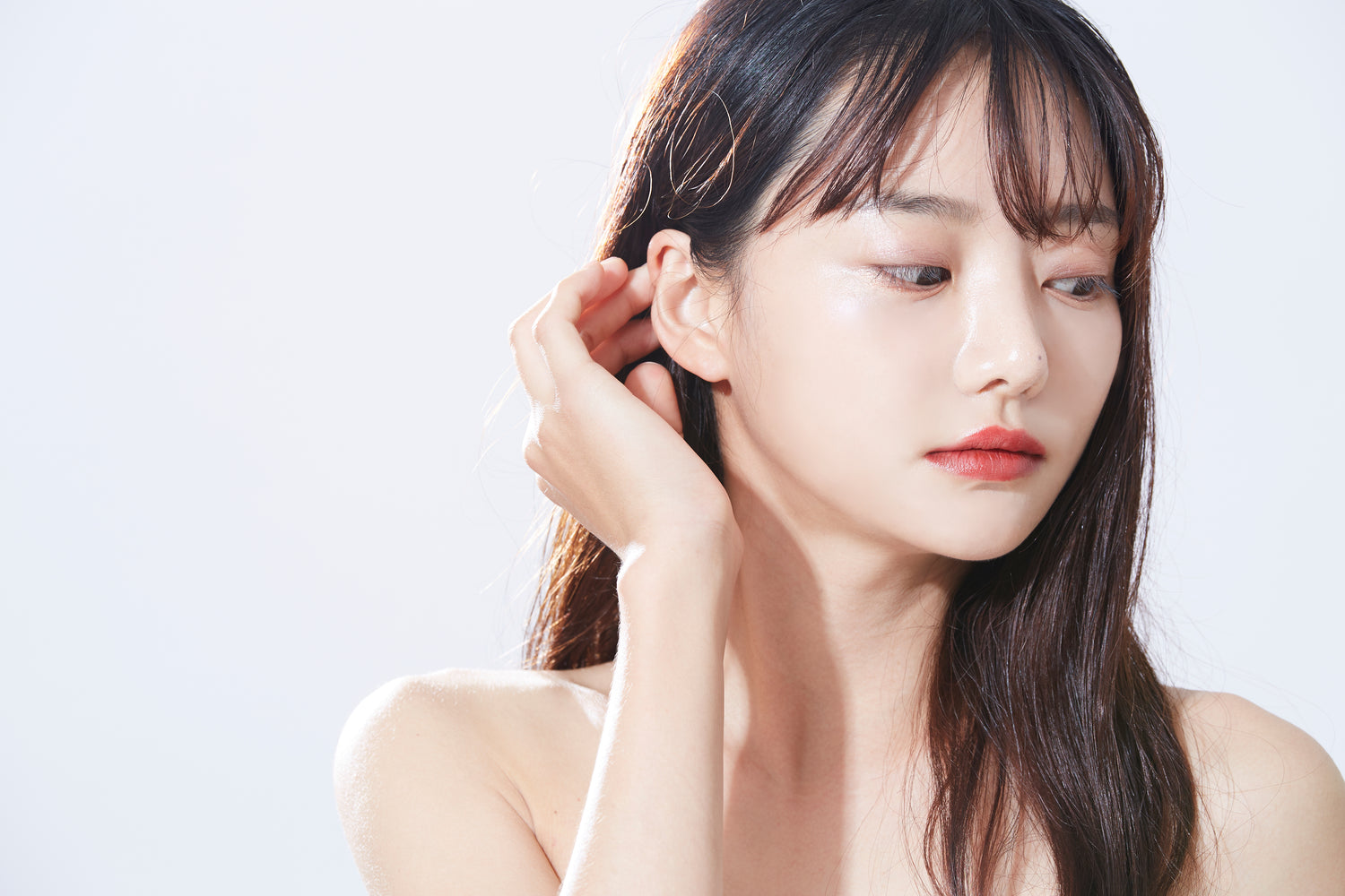 Seoul kissed K-model showcases skin after product use.